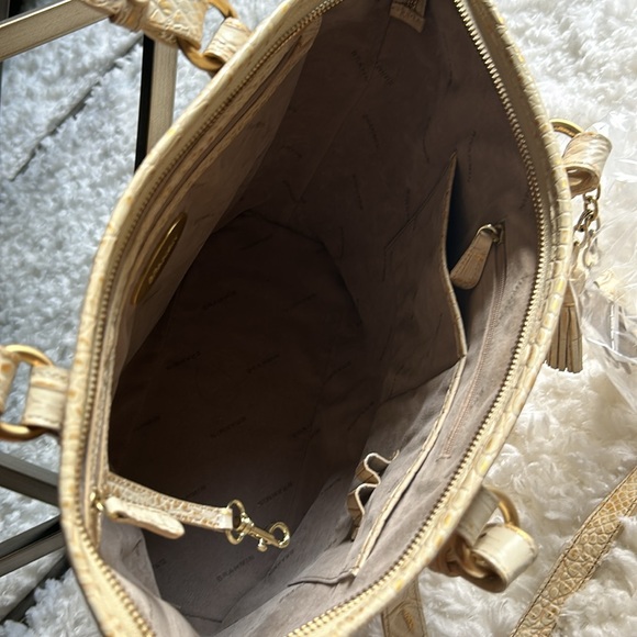 Beautiful Cream and gold shoulder Brahmin handbag. - Picture 7 of 11